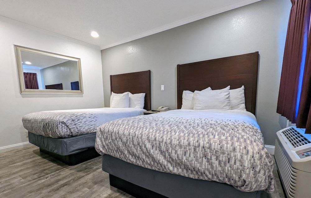 Deluxe Inn Standard Double Room 6