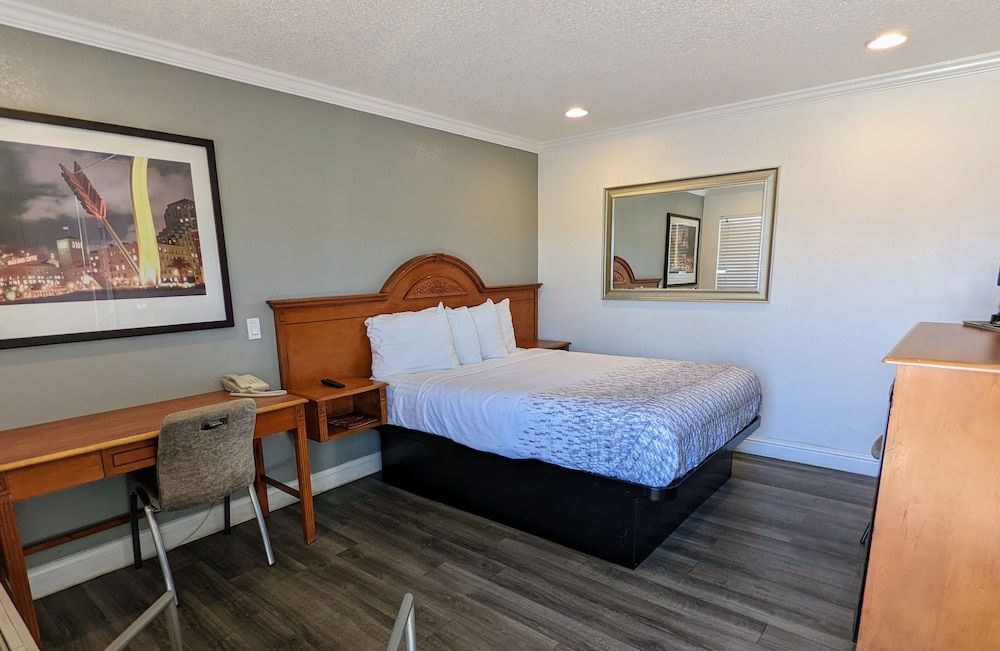 Deluxe Inn Standard Room, 1 Queen Bed 9