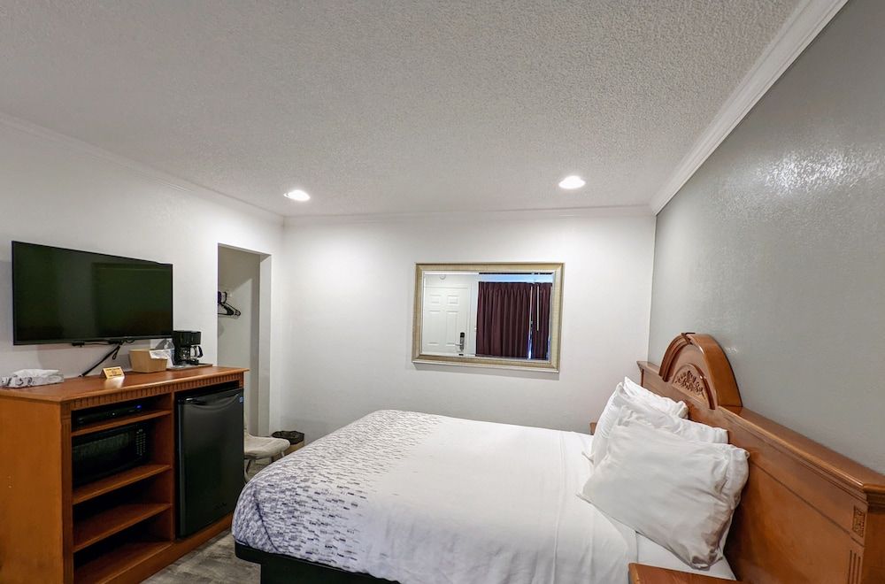 Deluxe Inn Standard Room, 1 Queen Bed 5