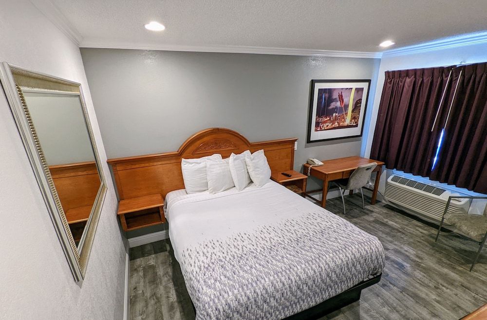 Deluxe Inn Standard Room, 1 Queen Bed 4