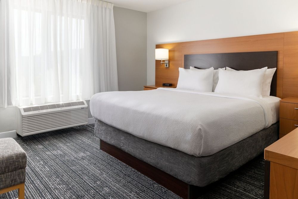 Studio Suite, 1 Queen Bed (Mobility/Hearing Access, Roll-In Shwr)