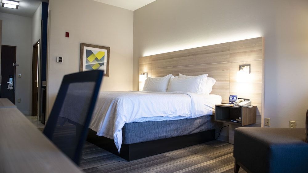 Room, 1 King Bed, Accessible (Comms Accessible. Roll-In Shower)