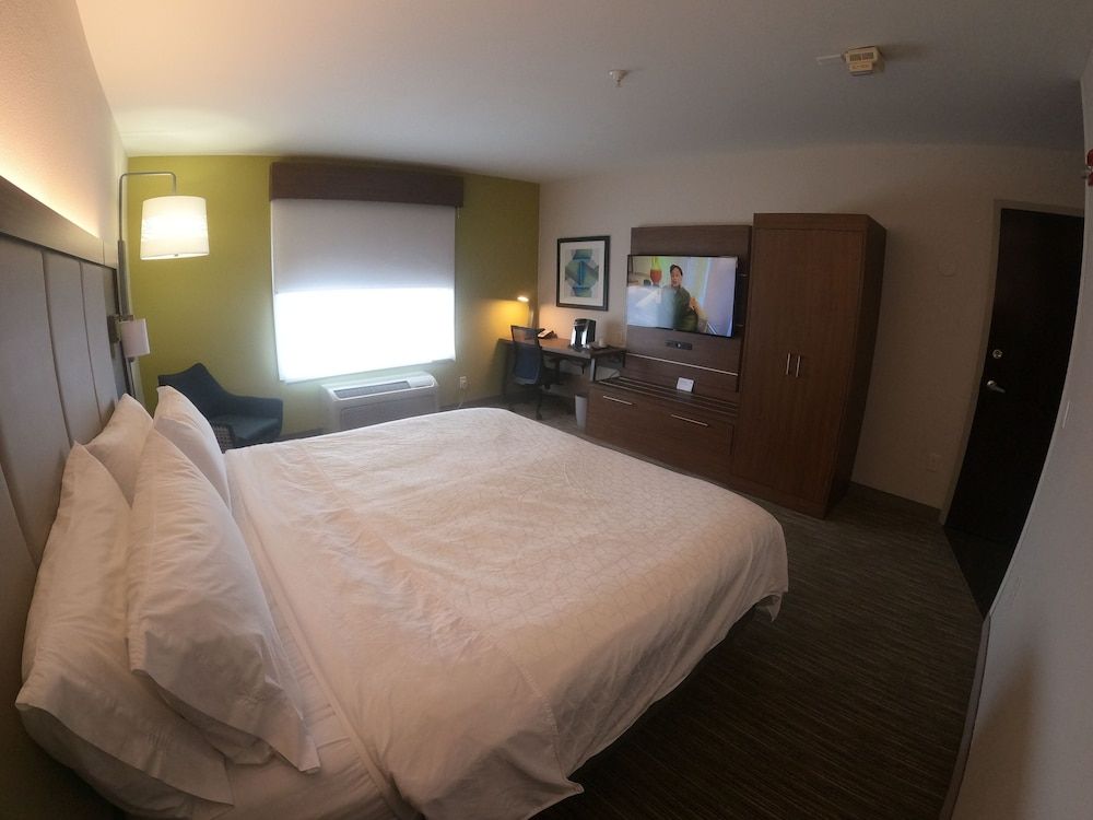 Room, 1 King Bed, Roll-in Shower (Communications, Mobility)