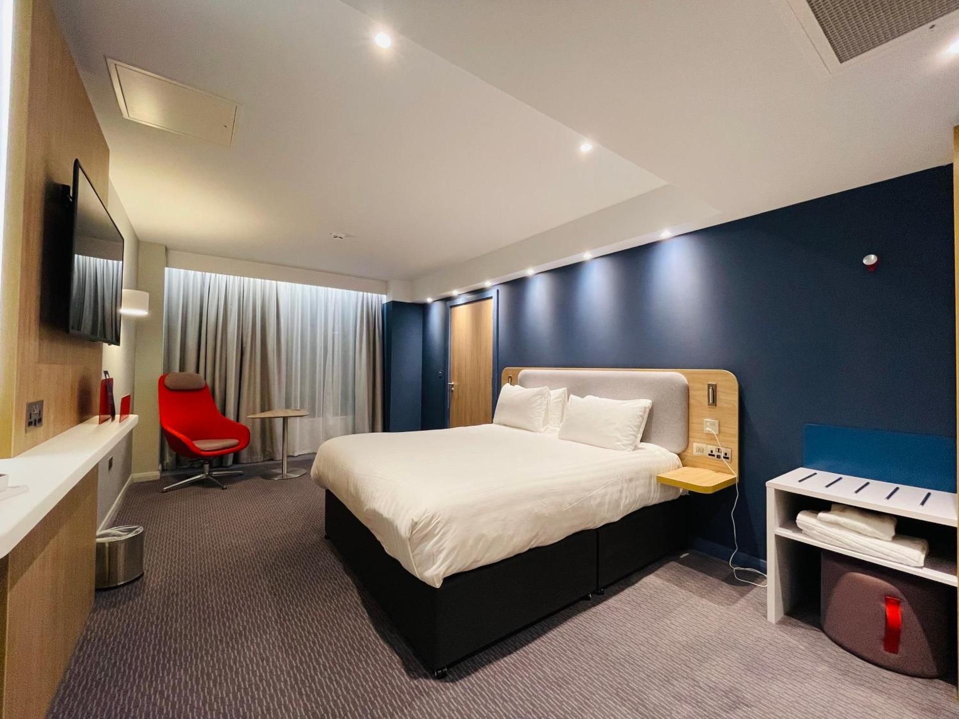 1 King Standard Accessible with Free Hot Breakfast