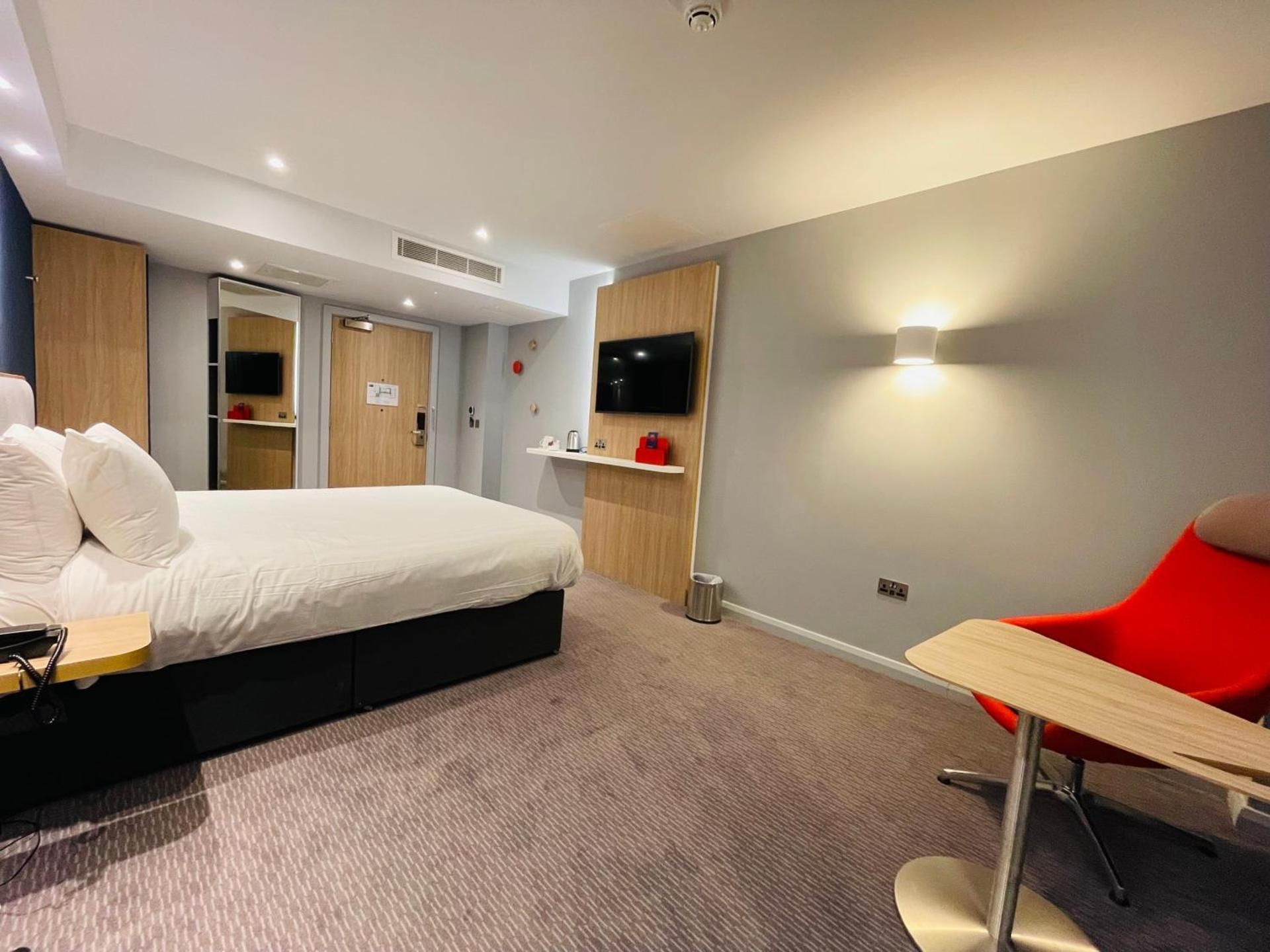 1 King Standard Accessible with Free Hot Breakfast