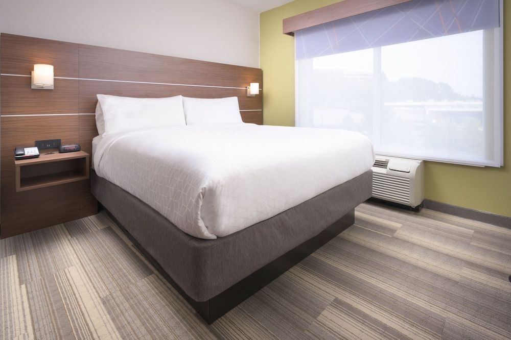 Suite, 1 King Bed, Accessible (Accessible Tub)