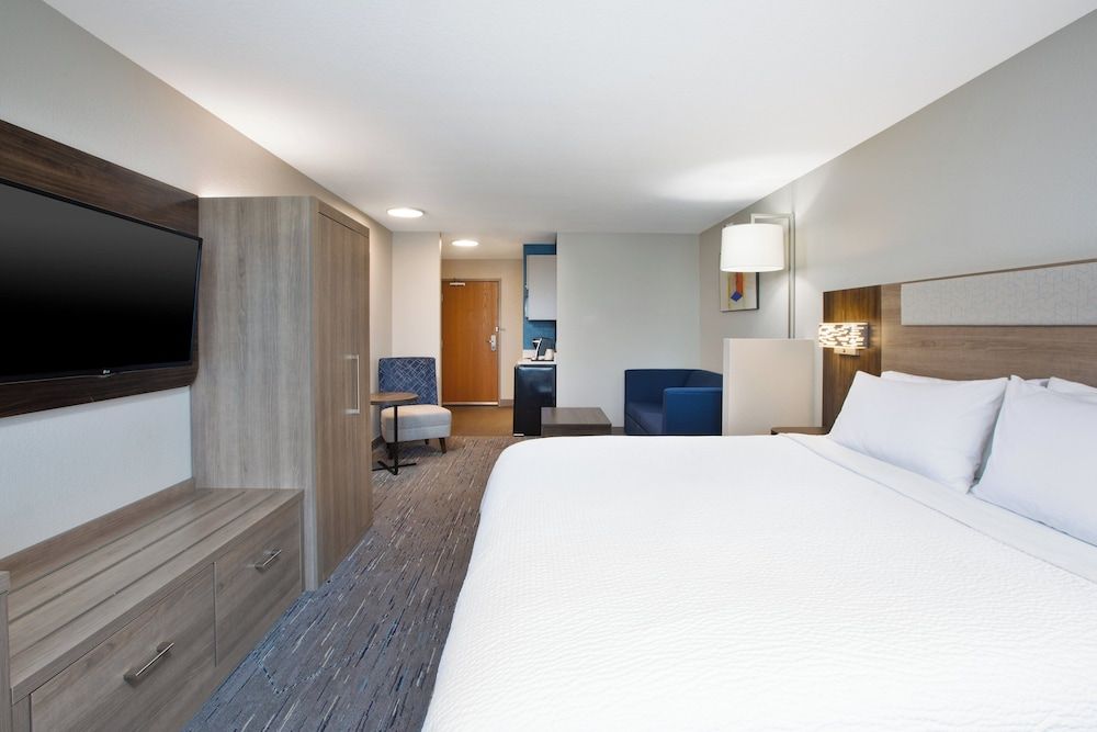 Suite, 1 King Bed, Accessible (Mobility, Accessible Tub)