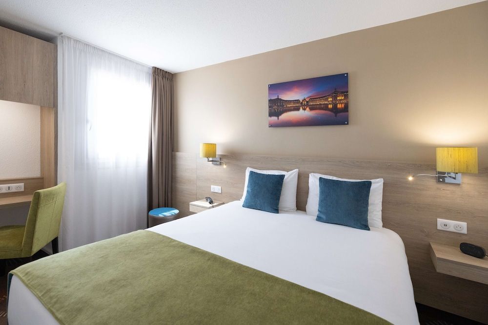 Comfort Room, 1 Queen Bed, Non Smoking, Bathtub