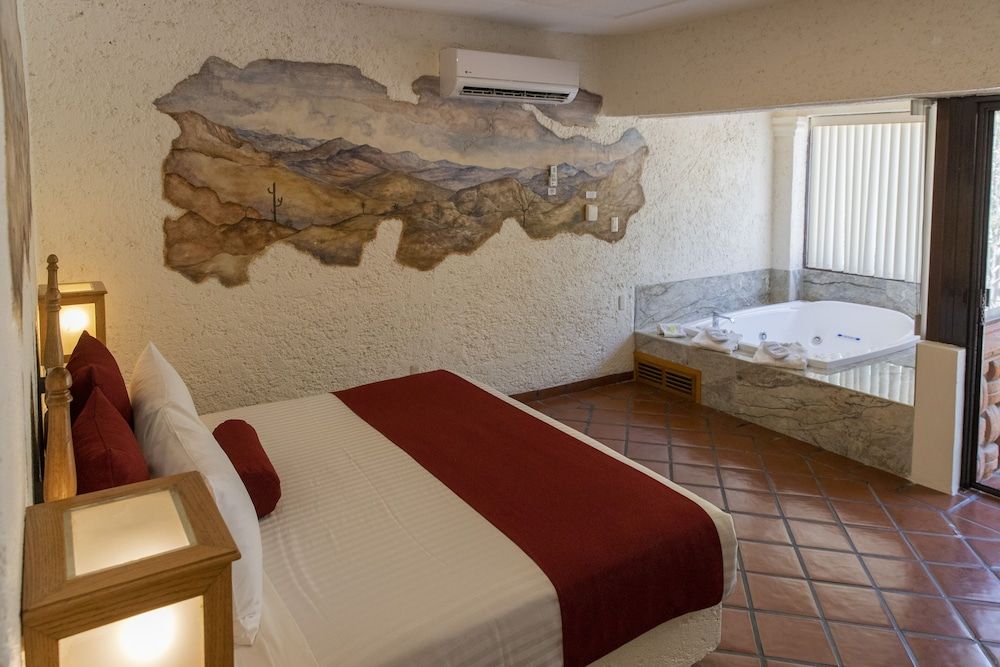 Hosteria Las Quintas Hotel Terrace Suite, King bed and Jacuzzi 6