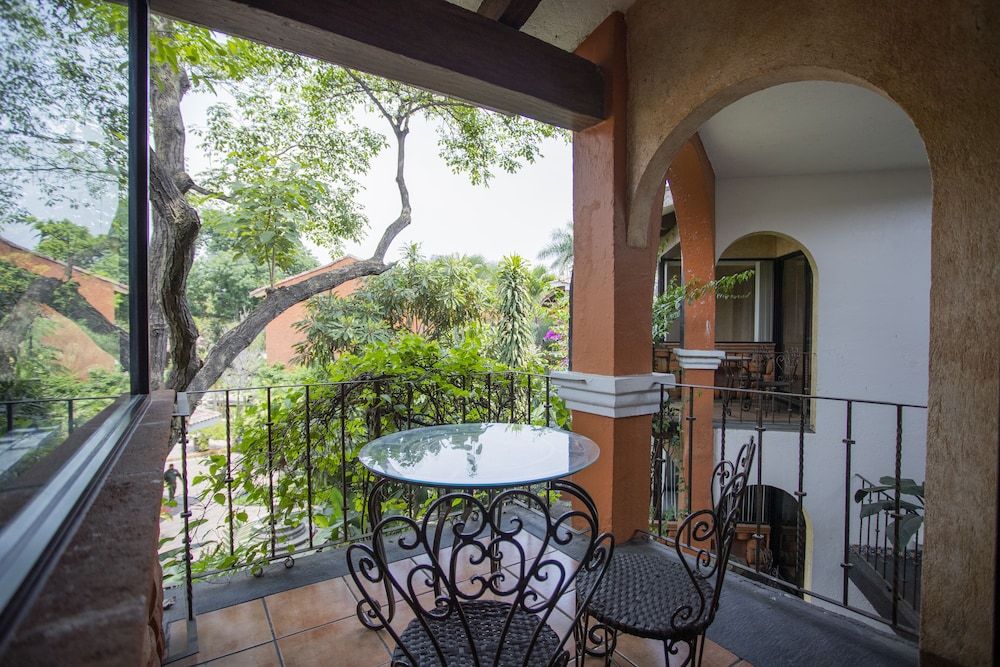 Hosteria Las Quintas Hotel Terrace Suite, King bed and Jacuzzi 11