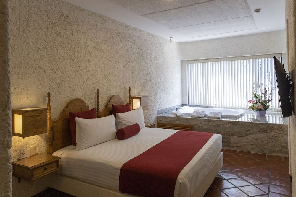 Hosteria Las Quintas Hotel Terrace Suite, King bed and Jacuzzi 9