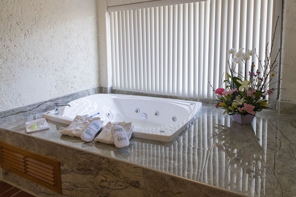 Hosteria Las Quintas Hotel Terrace Suite, King bed and Jacuzzi 13