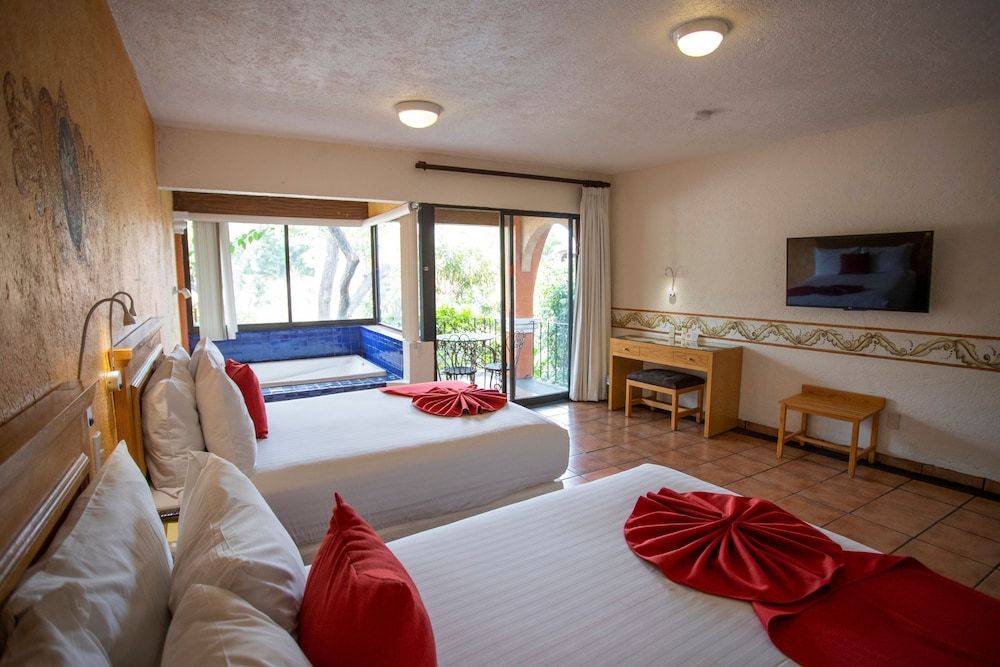 Hosteria Las Quintas Hotel Terrace Suite, King bed and Jacuzzi 2
