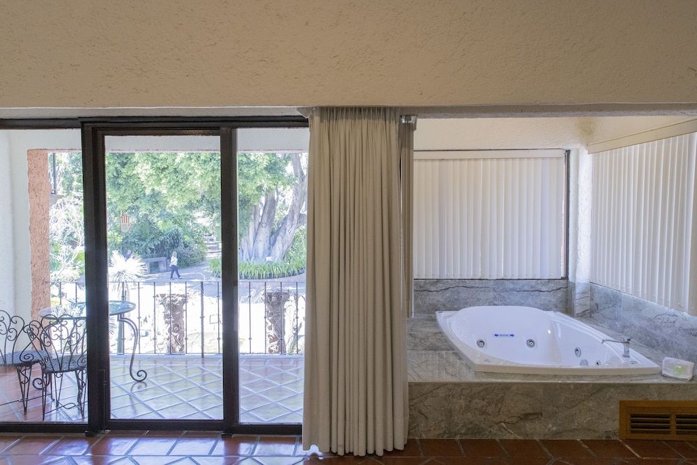 Hosteria Las Quintas Hotel Terrace Suite, King bed and Jacuzzi 10