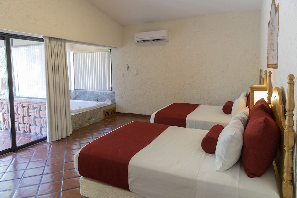 Hosteria Las Quintas Hotel Terrace Suite, King bed and Jacuzzi 7