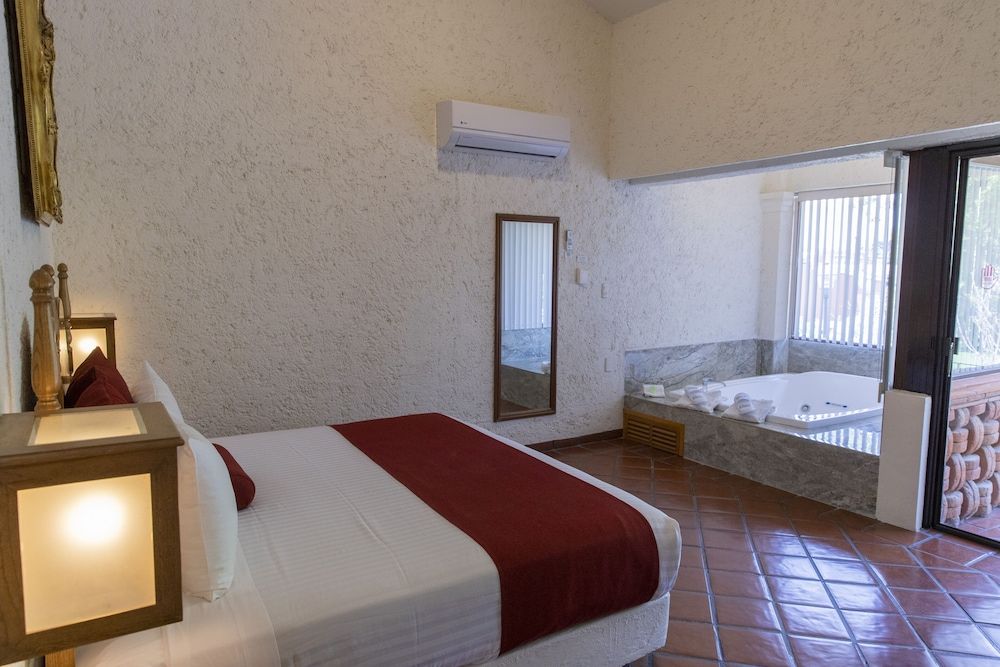 Hosteria Las Quintas Hotel Terrace Suite, King bed and Jacuzzi 5