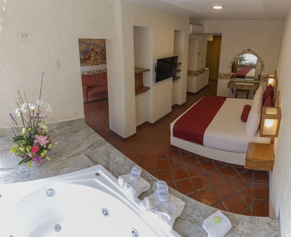 Hosteria Las Quintas Hotel Terrace Suite, King bed and Jacuzzi 14