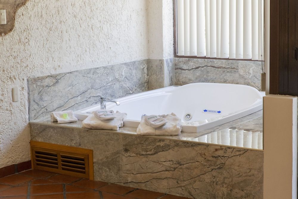 Hosteria Las Quintas Hotel Terrace Suite, King bed and Jacuzzi 12