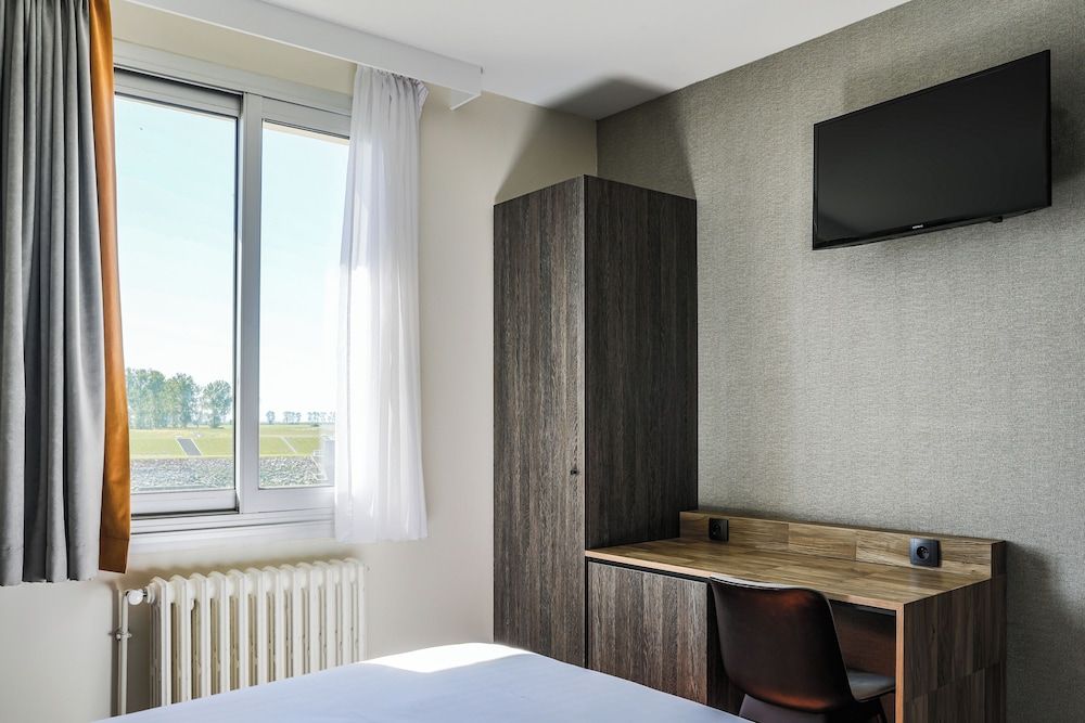 Hôtel de la Digue Triple Room River View with Balcony 6