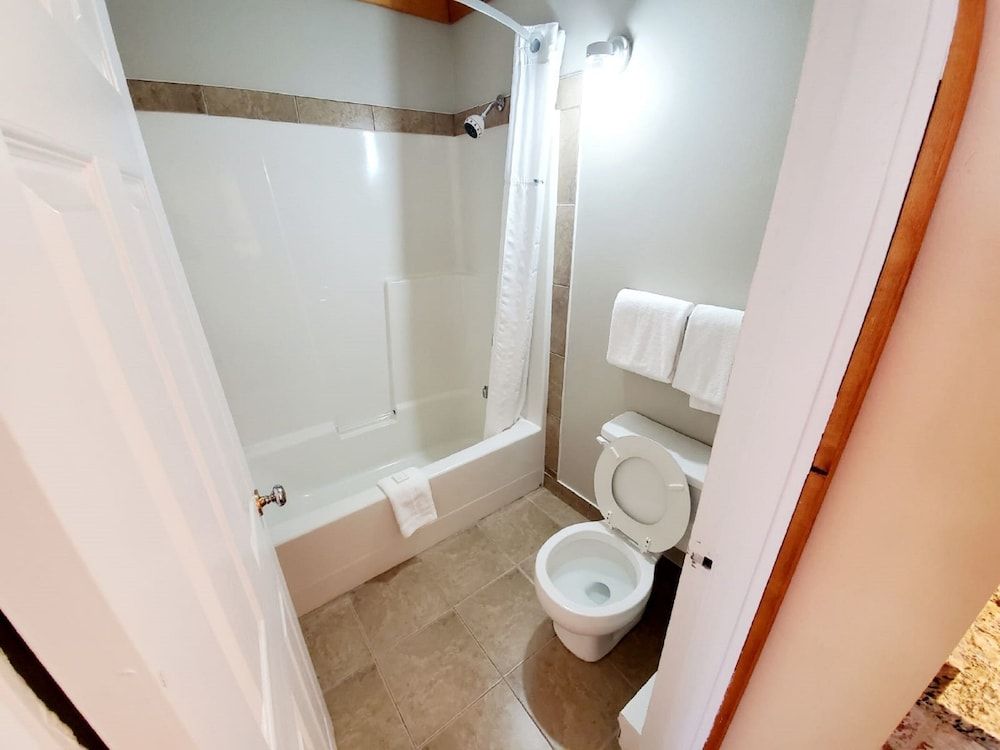 Travelodge by Wyndham Golden Sportsman Lodge Room, 1 King Bed, Non Smoking, Ground Floor 5