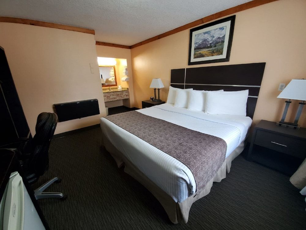 Travelodge by Wyndham Golden Sportsman Lodge Room, 1 King Bed, Non Smoking, Ground Floor 2