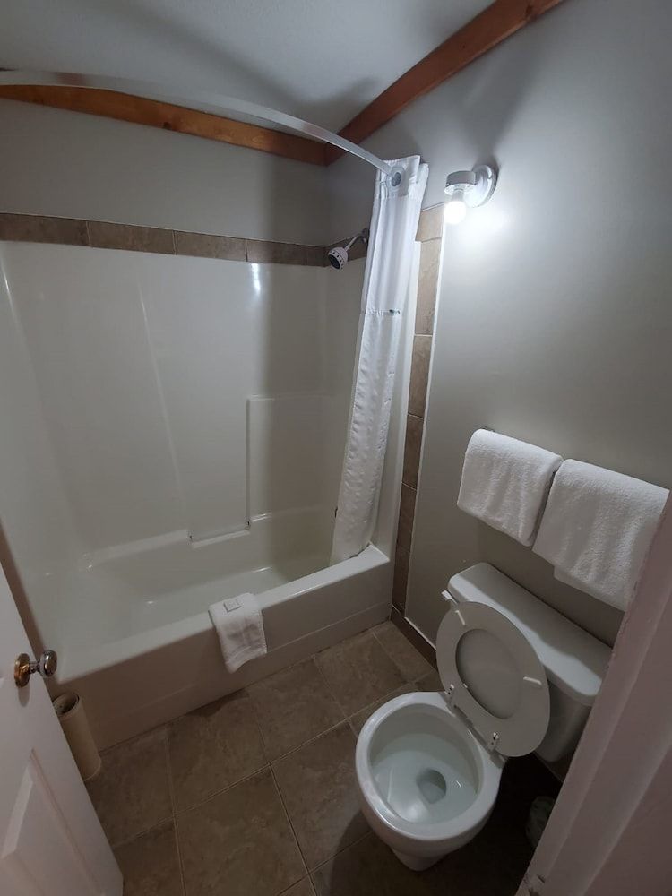 Travelodge by Wyndham Golden Sportsman Lodge Room, 1 King Bed, Non Smoking, Ground Floor 6