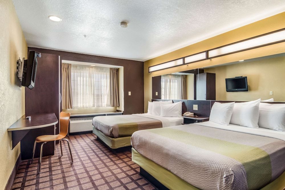 Deluxe Room, 2 Queen Beds, Non Smoking, Refrigerator