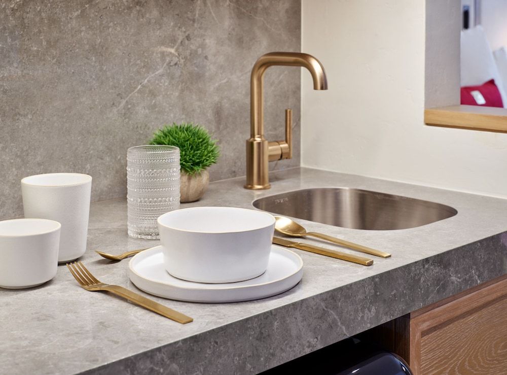 Limelight Hotel Aspen Room, 2 Queen Beds, Terrace (Pet Free) 4