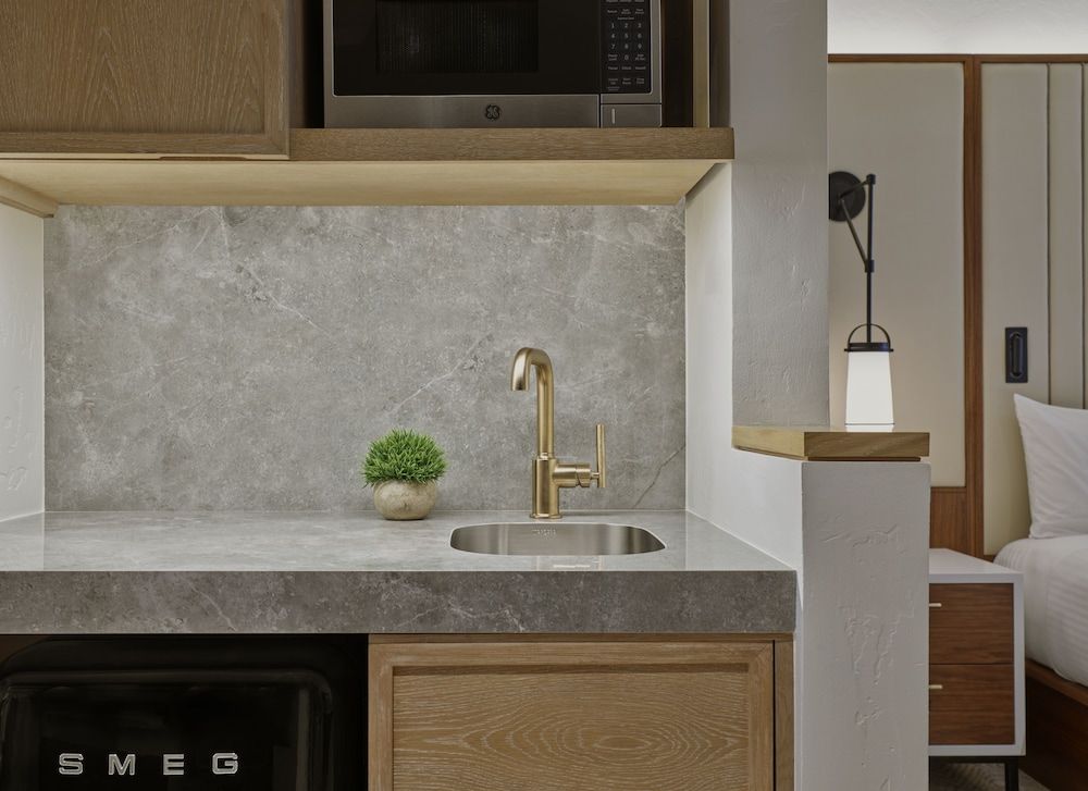 Limelight Hotel Aspen Room, 2 Queen Beds, Terrace (Pet Free) 3