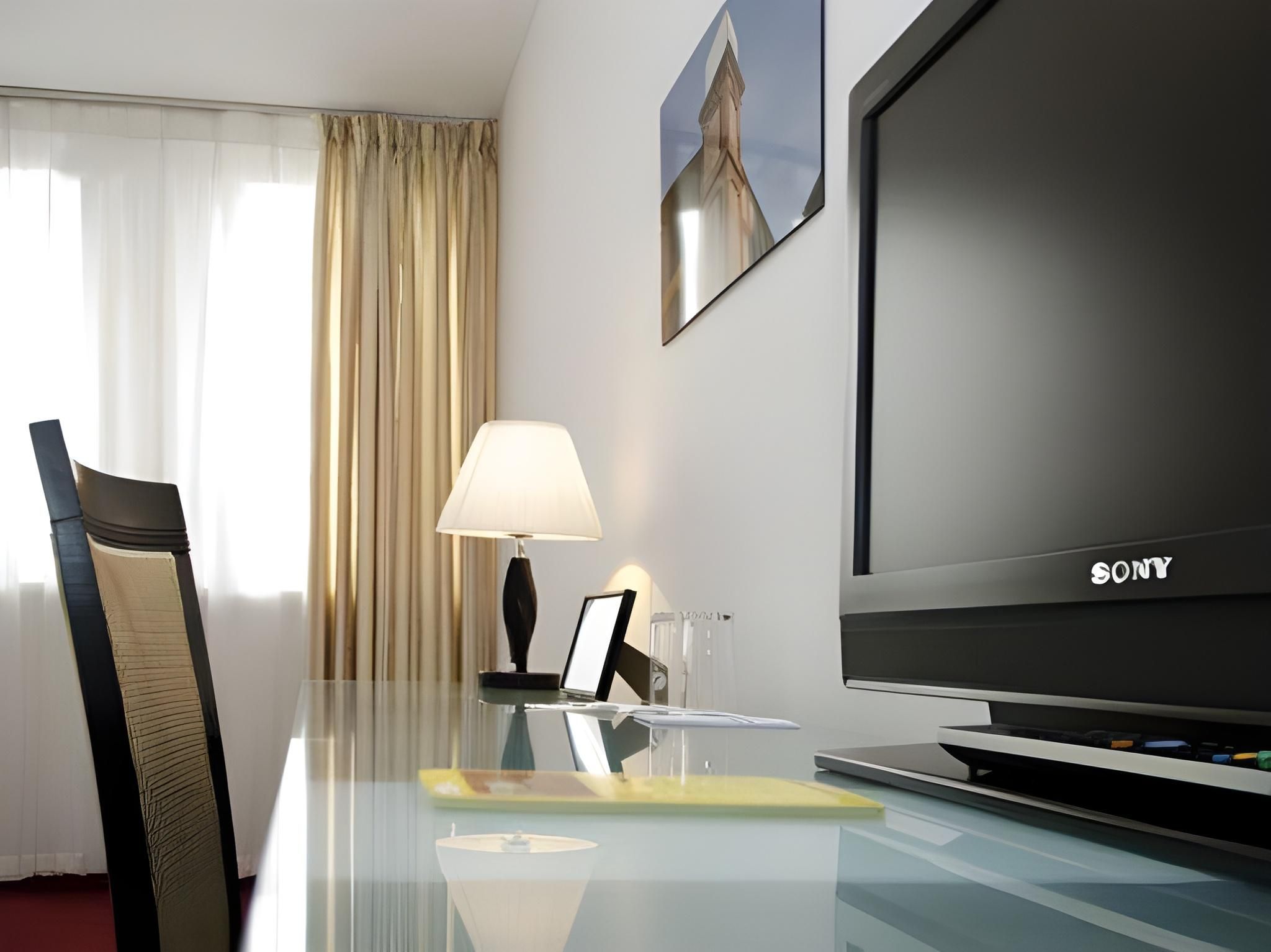 undefined The Corner Hotel 8