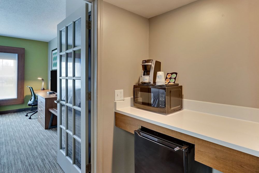 Suite, 1 King Bed, Accessible, Jetted Tub (Mobility)