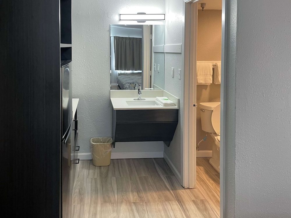 Studio 6 Vicksburg, MS - Downtown Standard Room, 1 King Bed, Smoking, Kitchenette 4