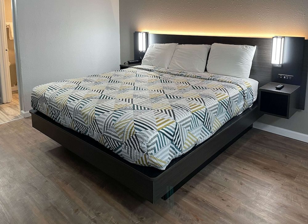 Studio 6 Vicksburg, MS - Downtown Standard Room, 1 King Bed, Smoking, Kitchenette 2