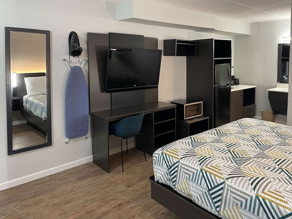 Studio 6 Vicksburg, MS - Downtown Standard Room, 1 King Bed, Smoking, Kitchenette