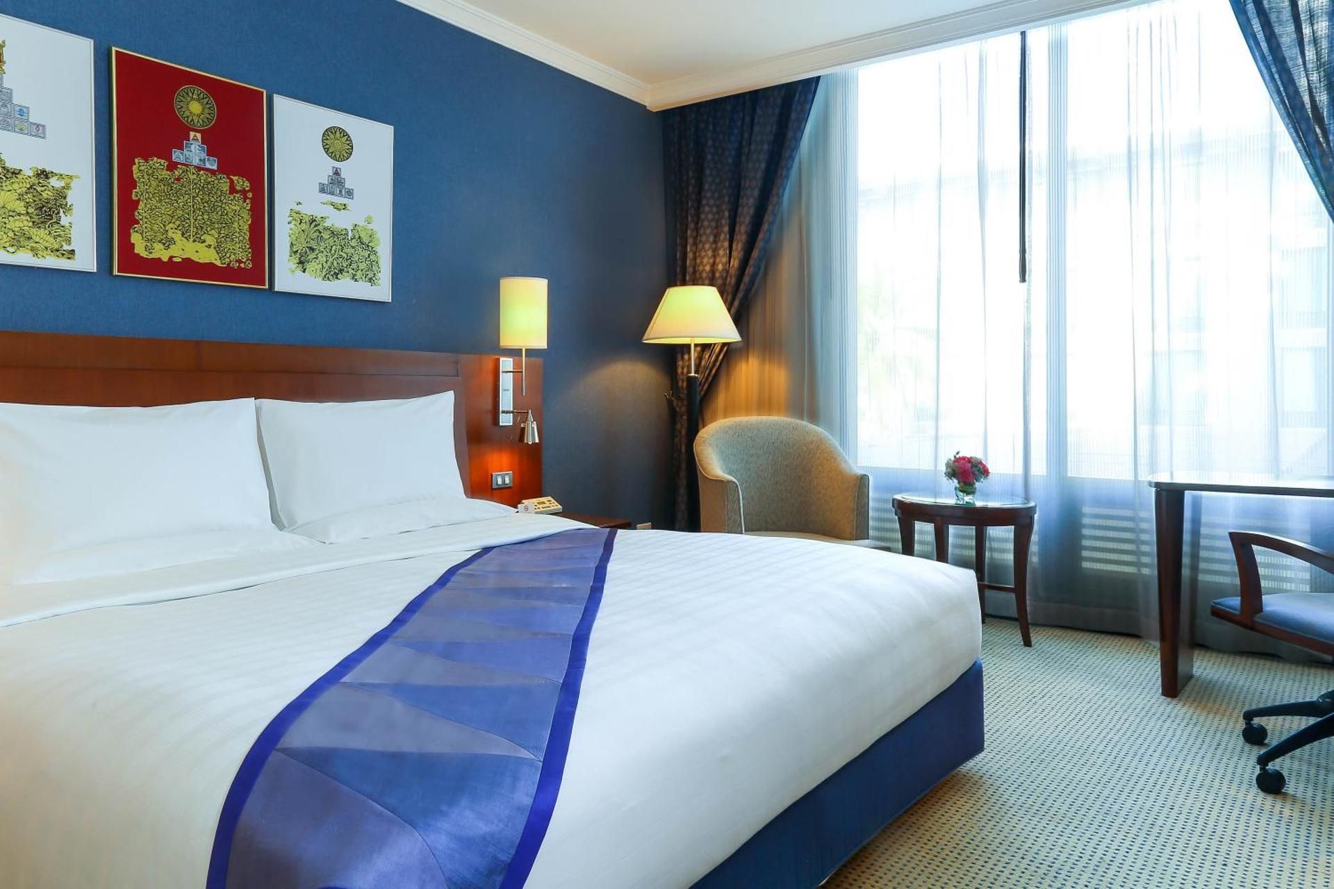 1 King Bed, Club Access