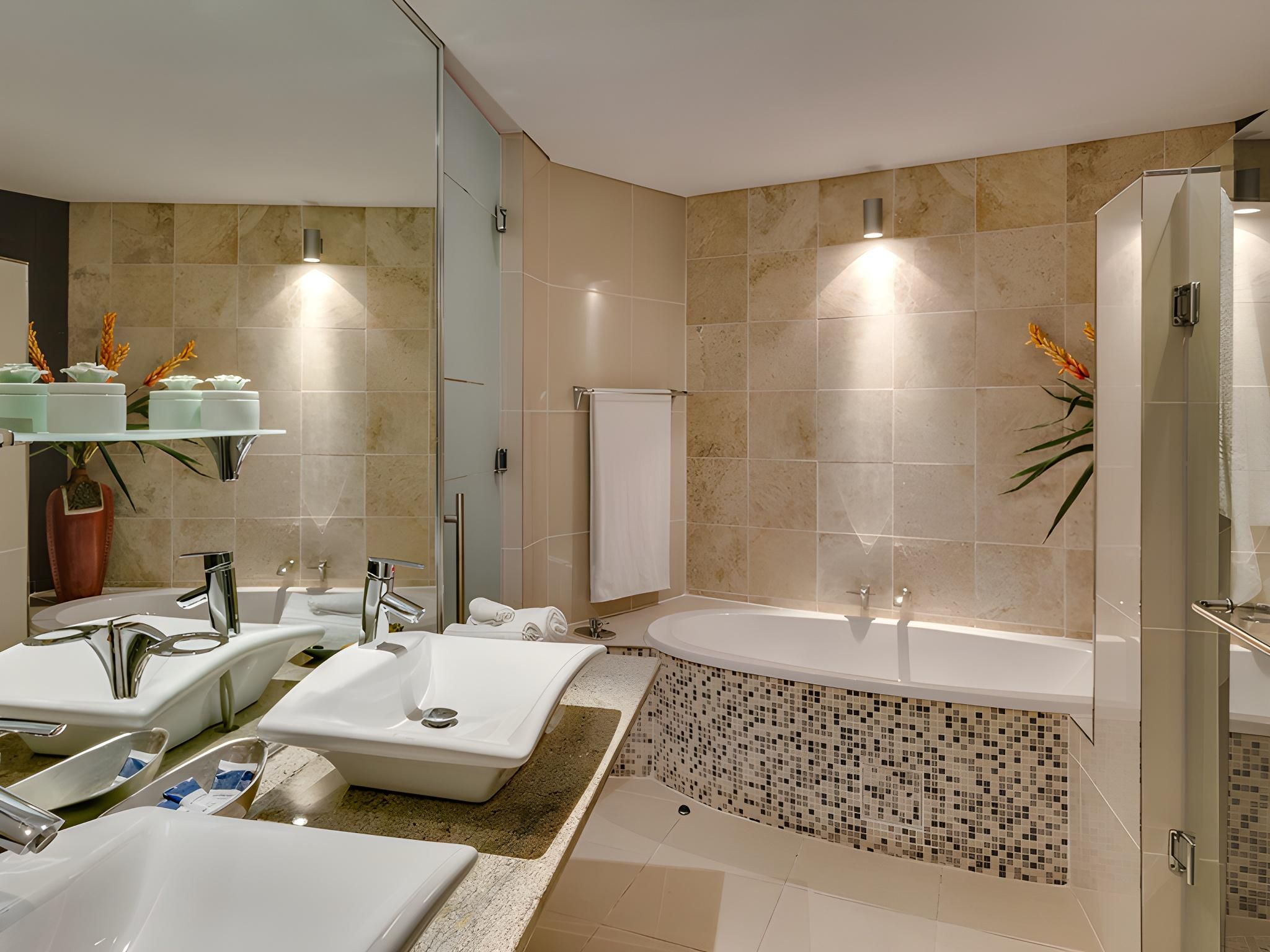 BON Hotel Waterfront Richards Bay Deluxe King Suite 2