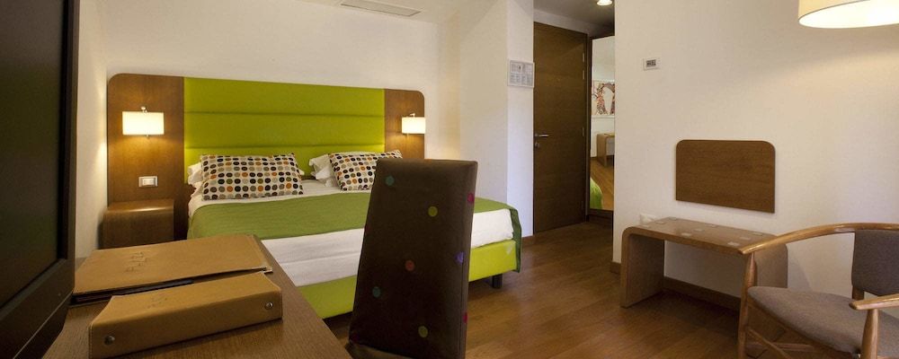 Hotel Plaza Triple Room 5