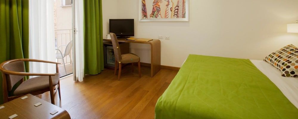 Hotel Plaza Triple Room 11