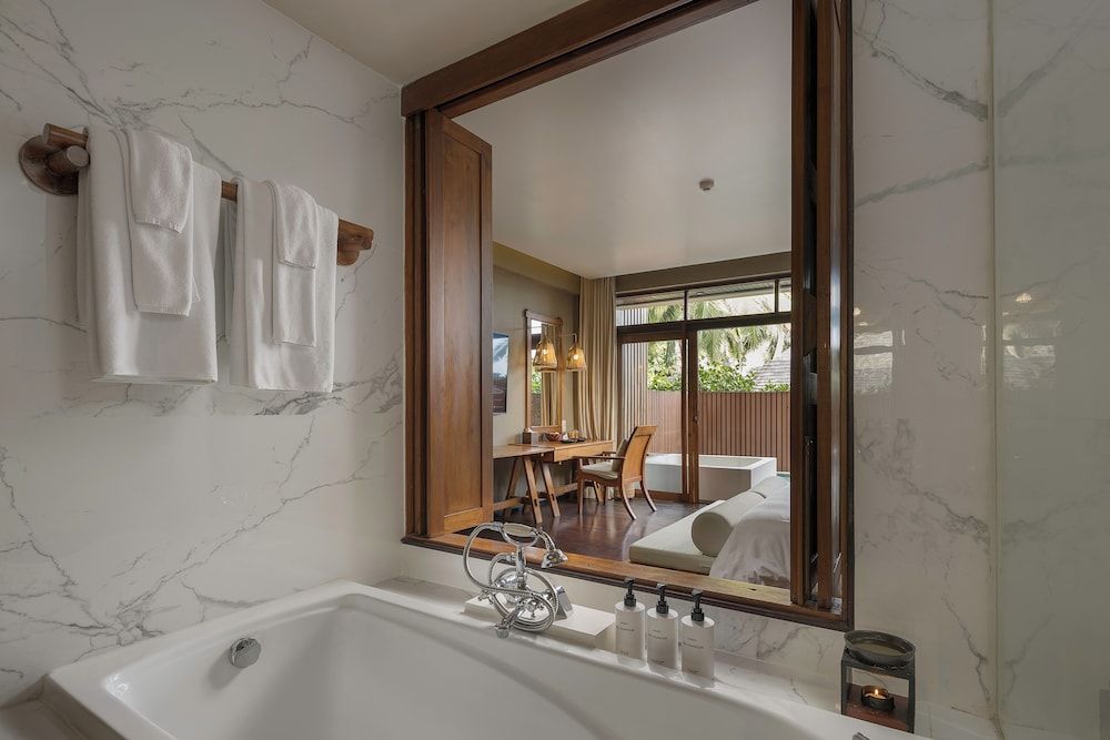 Silavadee Pool Spa Resort Deluxe Room, Jetted Tub 5