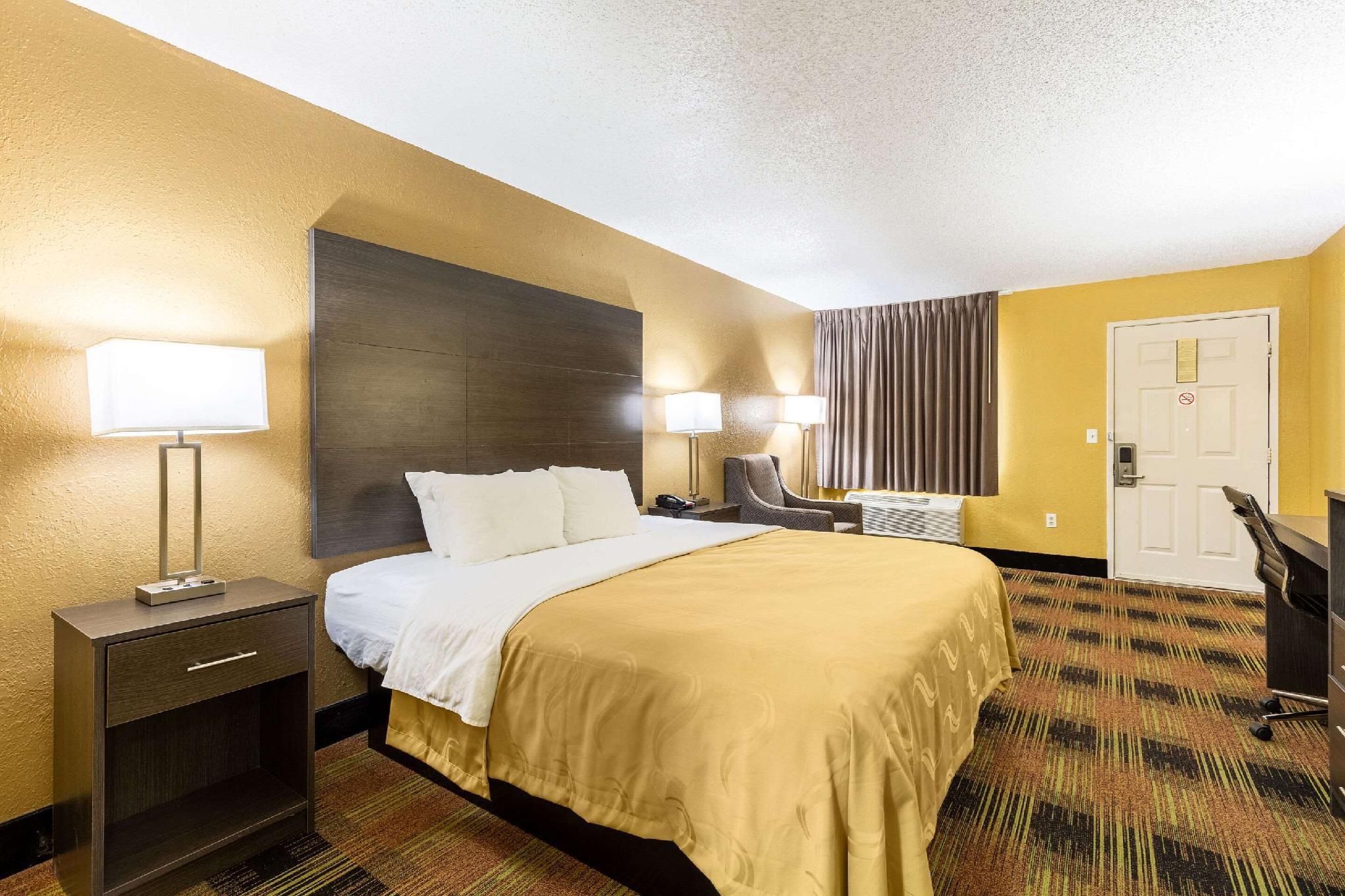 1 King Bed, Nonsmoking, Accessible