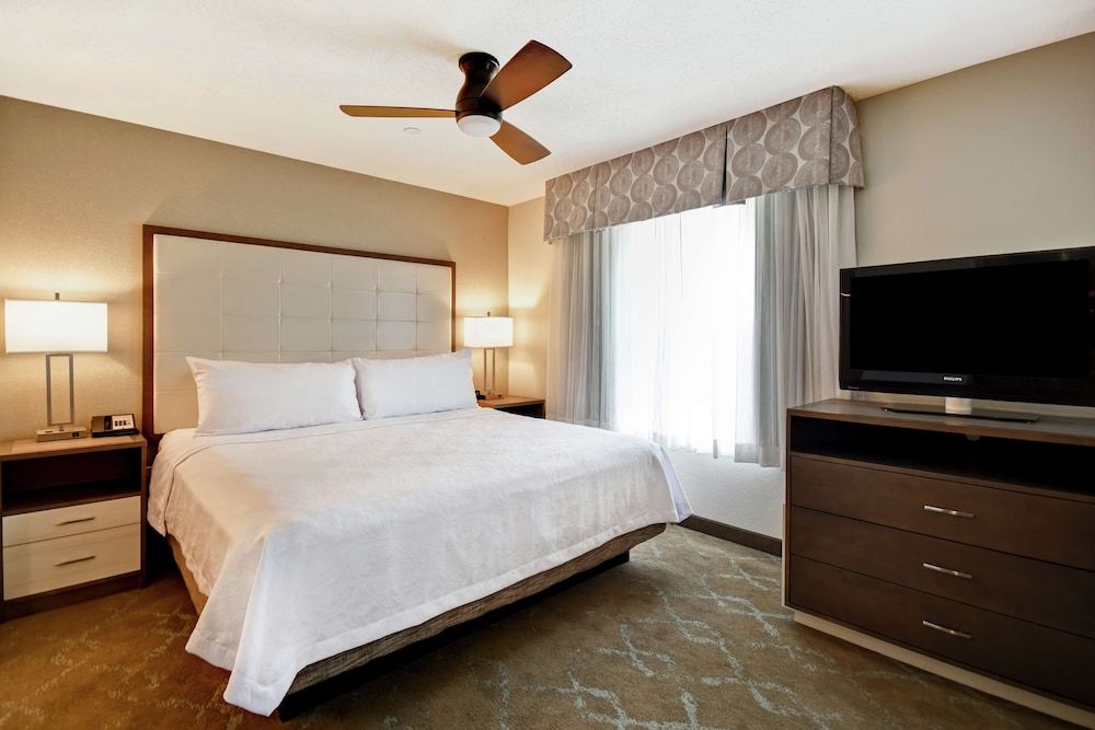 Suite, 1 King Bed, Accessible, Non Smoking (Hearing)