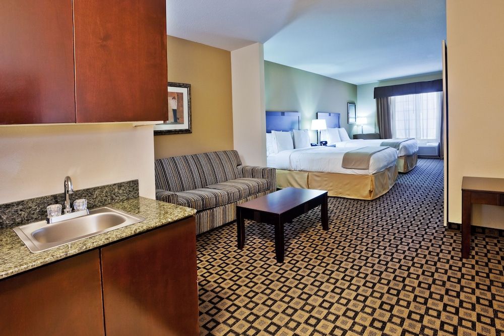 Suite, 2 Queen Beds (Additional Living Area)