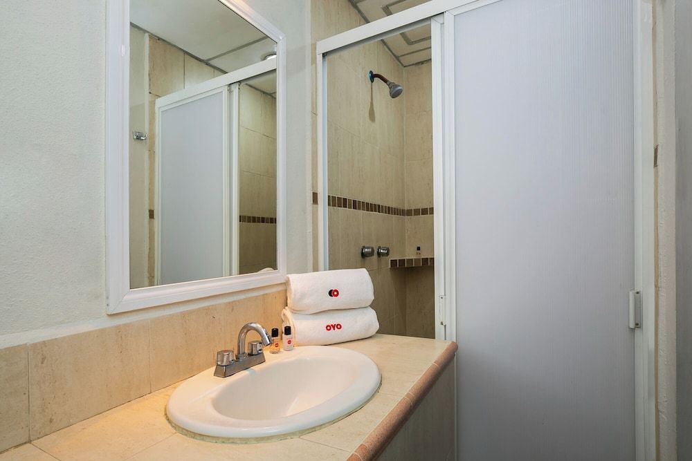 Capital O Hotel Victoria Morelia Standard Room, 2 Double Beds 6