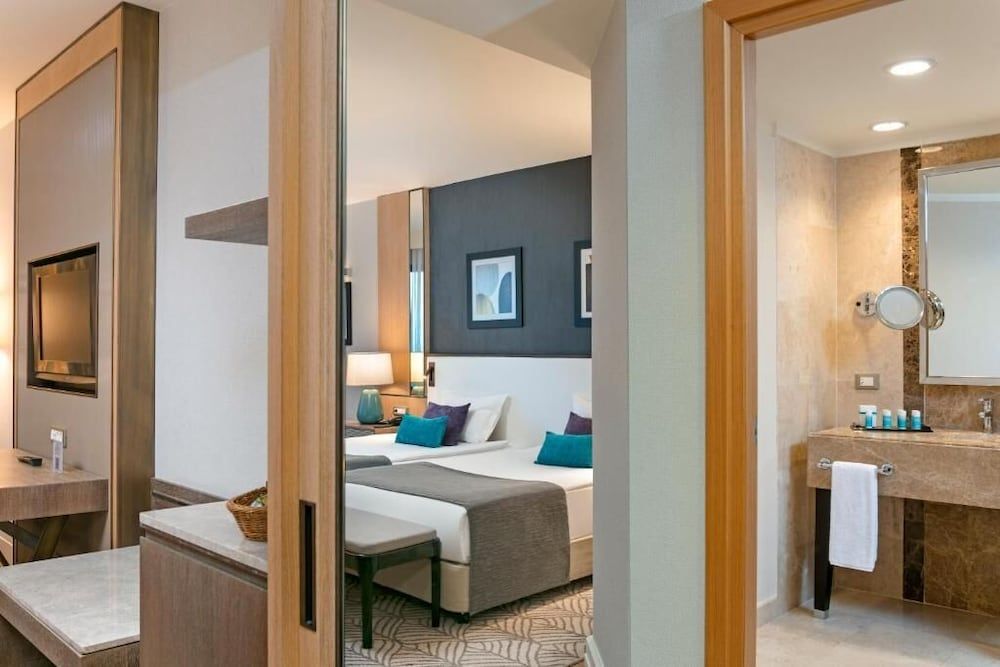 Deluxe Room with Side Sea View