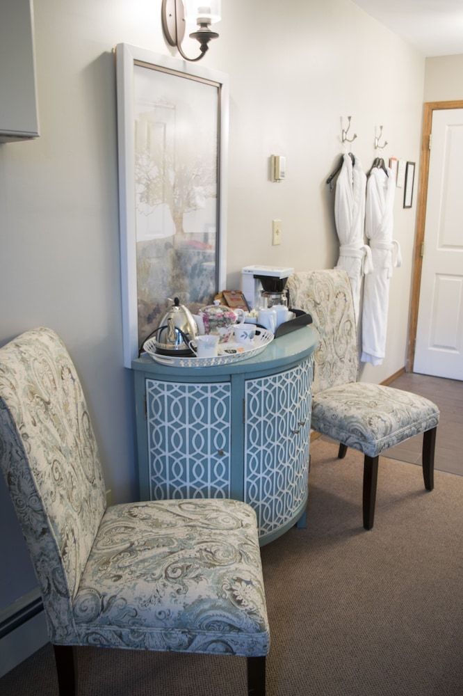 The Georgetown Inn Standard Room, 1 King Bed 7