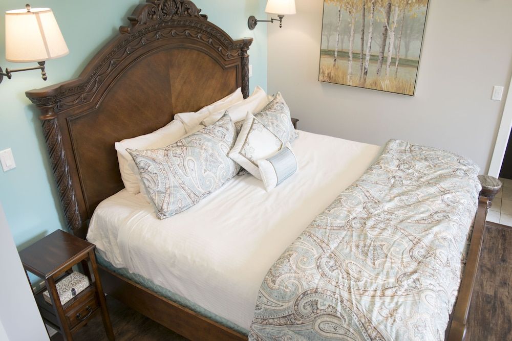 The Georgetown Inn Deluxe King Spa Room 2