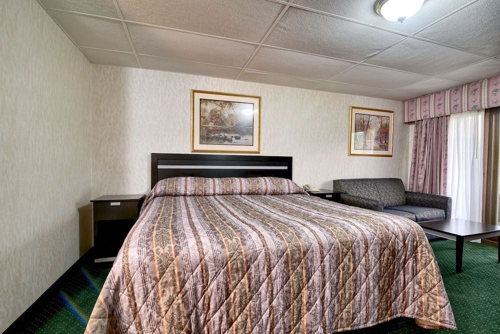 Roosevelt Inn and Suites Saratoga Springs Courtside Room 1 King Bed 2