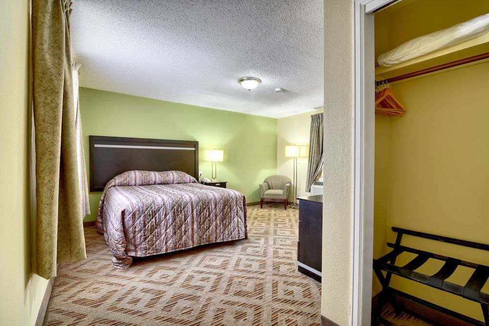 Lawn View Room 1 Queen Bed