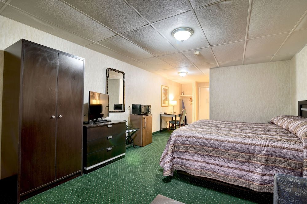 Roosevelt Inn and Suites Saratoga Springs Courtside Room 1 King Bed 3