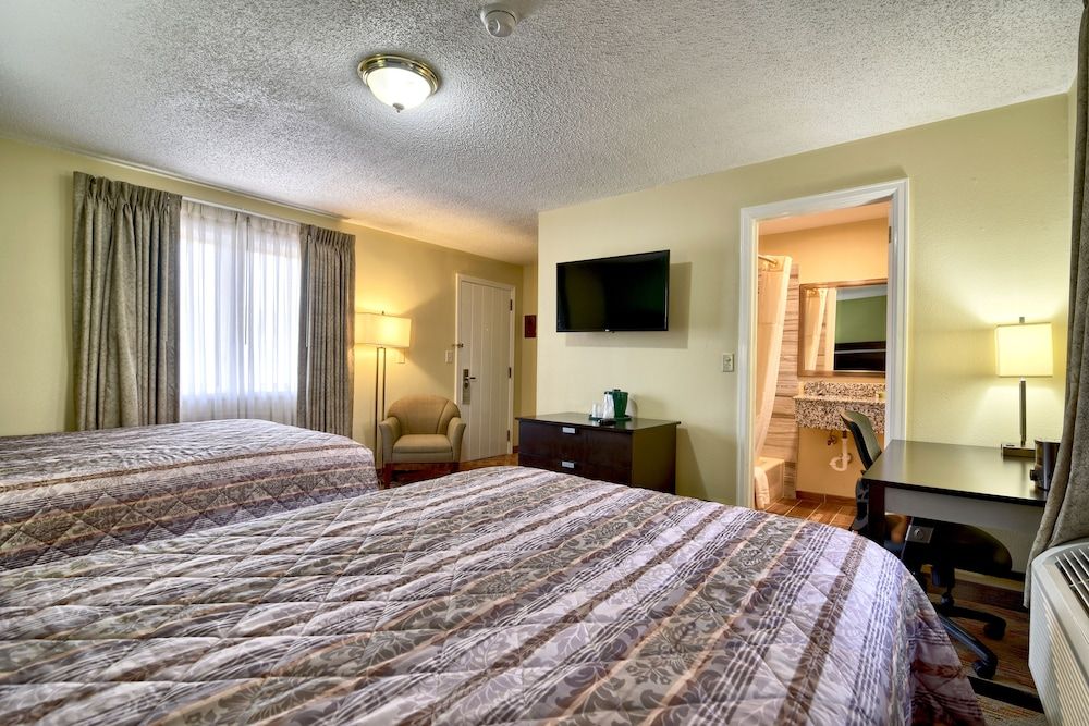 Roosevelt Inn and Suites Saratoga Springs Lawn View Room 2 Double Beds 2